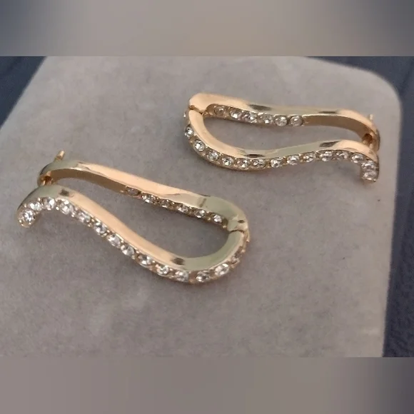 Elegant Gold and Silver Wave Earrings - Picture 3 of 7